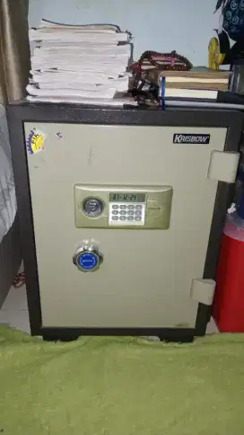 Brangkas tahan api fungsional semua tak terpakai
