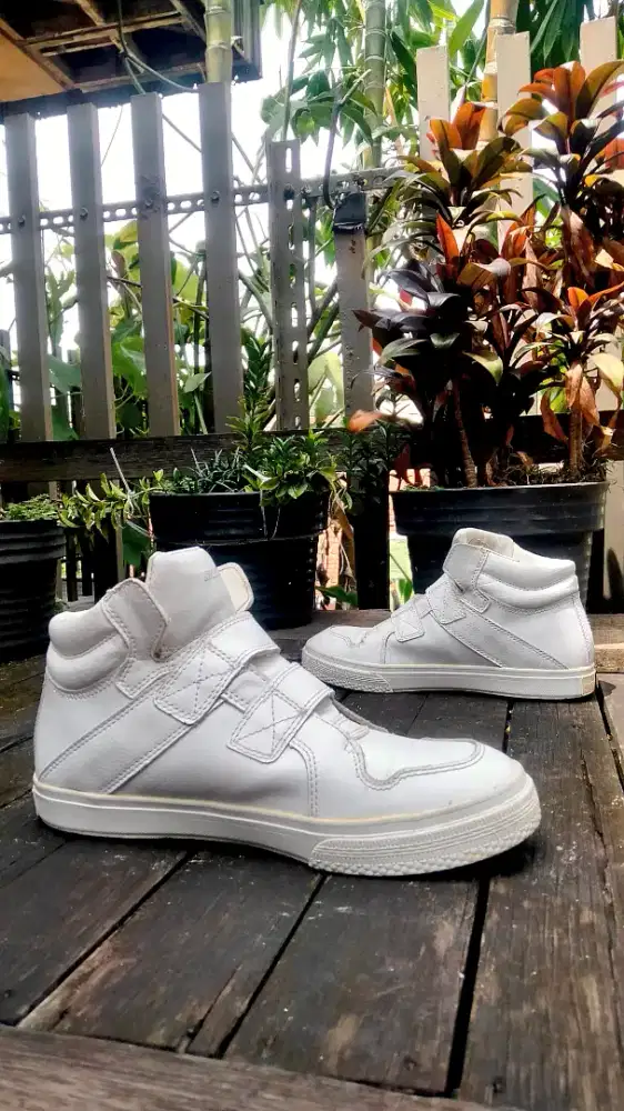 Skechers all white sneakers UNISEX