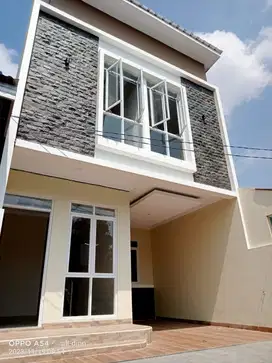 Rumah baru siap huni. 2kt 2km 2 lantai masuk mobil 699 juta cash