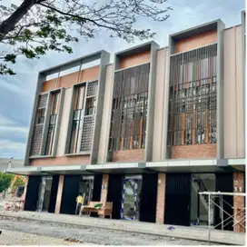 Ruko strategis langsung di main boulevard , akses dekat stasiun