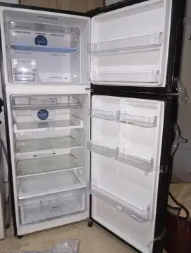 Dijual kulkas besar 2 pintu merk Samsung.