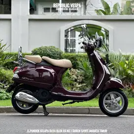 Piaggio Vespa Lxv 150 3 V IE Th 2013 BURGUNDY PERFECT CONDITION