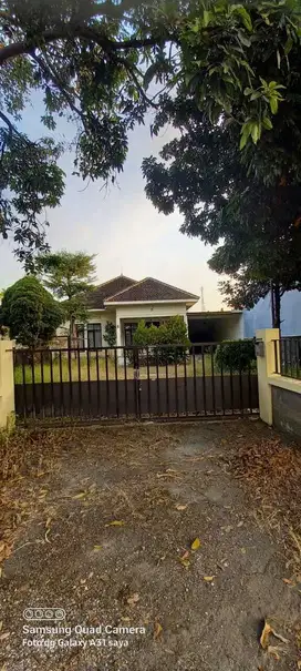 RUMAH BESAR SIAP HUNI DI KARANGANYAR KOTA