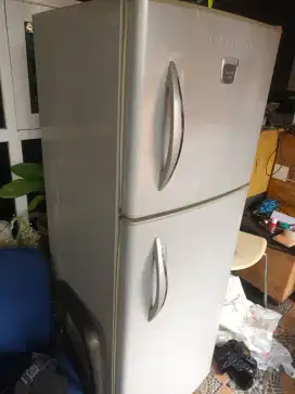 Kulkas 2 pintu Toshiba Glacio, mulus, normal
