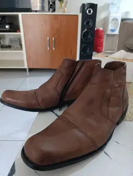 Sepatu bekas di jamin masih bagus merk internasional