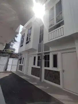 Rumah 2 Lantai  Cempaka putih 2 menit KFC taman solo