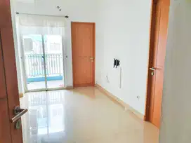 Disewakan Apartemen 2BR The Nest Puri, Lantai Tinggi, Hadap Kolam