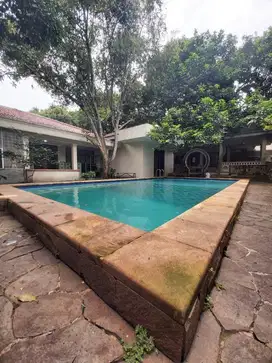 Rumah Secondary Sangat Terawat di Kemang Jakarta