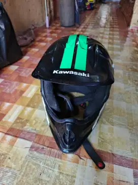 Dijual cepat helm trail kawasaki ori