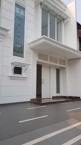 Turun Harga Dijual rumah cantik Puri kencana  Jakarta barat