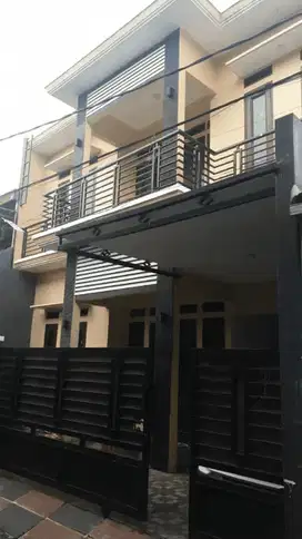 RUMAH BAGUS KOKOH 2LANTAI AKSES MOBIL SHM IMB LENGKAP CONDET JAKTIM
