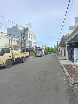 Rumah standard di kelapa gading janur kuning lebar jalan 3 mobil