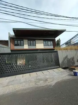 Rumah baru minimalis lebar jalan 3 mobil kelapa gading