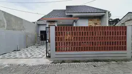 RUMAH SIAP HUNI TANAH LUAS SHM DEKAT STADION MAGUWO