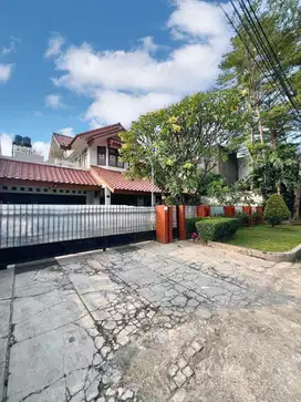Rumah 2 lantai di patal Senayan, Jakarta Selatan