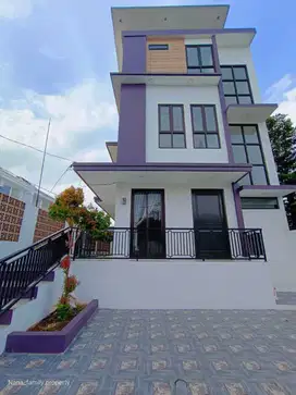 Rumah Mewah 3 Lantai Tanah Luas Dekat Universitas Mercu Buana