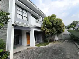 Rumah Mewah 2 lt  Siap Huni dekat RS Muward Jagalan Jebres olo Kota