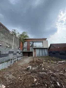 RUMAH BESAR TANAH LUAS SHM DI MAGUWO,SLEMAN