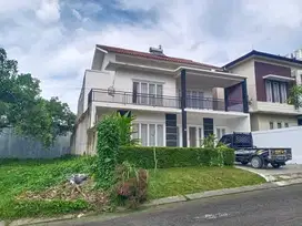 Ruuah Baru Taman luas Semi Furnhished Sentul City Bogor