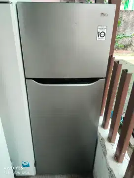 Di jual cepat kulkas 2 pintu merk LG inverter