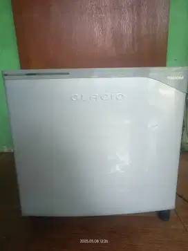 Kulkas Mini Portable merk Thosiba  sawangan pasir putih
