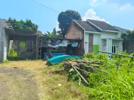 2 Rumah dan Tanah Kosong  Dekat Indomarko