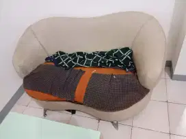 Sova empuk siap di duduk kan