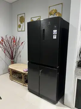 Djual kulkas 4 pintu electrolux ,garansi masih ada,pemakaian 2 bln