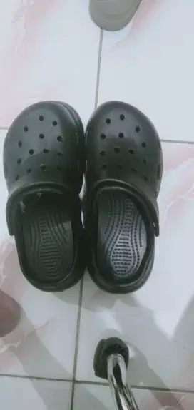 Di jual Sandal Hitam Crock.