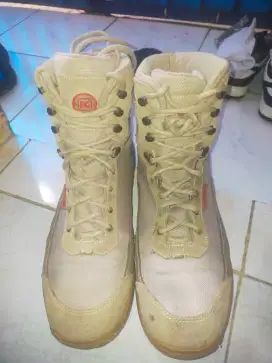 Sepatu booth high