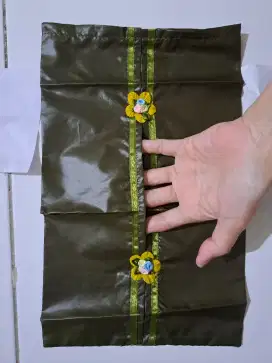 Kotak tissue bahan kain warna hijau kehitaman.