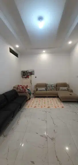 Dijual Cepat Rumah 3 Lantai Bangunan 80% di Telaga Kahuripan