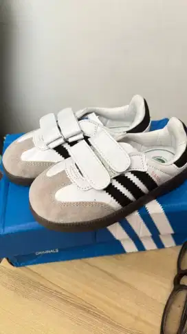 Sepatu samba bayi