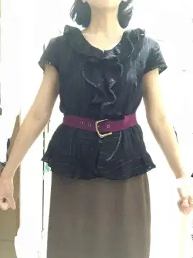 Baju kerah berombak wanita remaja hitam lengan pendek.