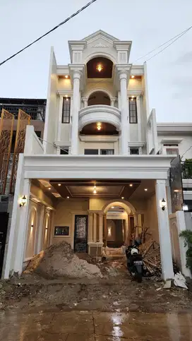 Rumah 3 Lantai American Classic, Elegan Banget untuk Keluarga Modern