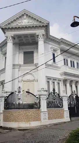 Rumah 3 Lantai Bagus Mewah Clasic SHM di Area Lontar