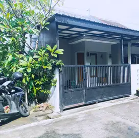 Rumah siap huni di lingkungan nyaman dekat pintu tol Colomadu