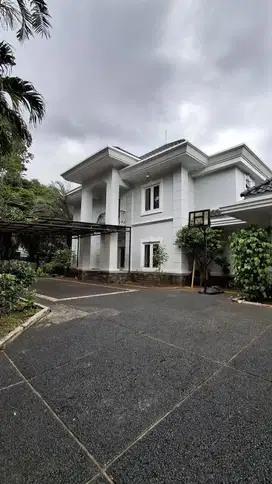 Rumah Hook 2 Lantai ada Private Pool di Jakarta Selatan