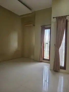 Disewakan rumah 2 lantai di singgasana siap huni