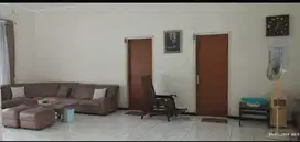 Rumah siap huni plafon tinggi di Tenggilis bebas banjir
