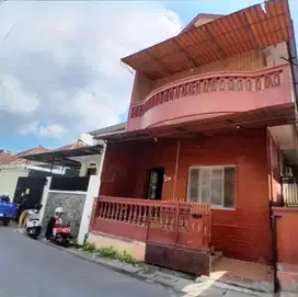 Rumah bagus sederhana 2 Lt siap huni di pasar kliwon