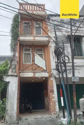 Disewakan Ruko 3 lantai di Jl Samudra Surabaya