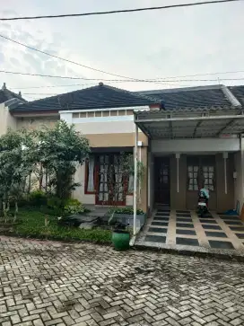 Rumah villa nyaman siap pakai