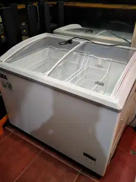 Freezer kaca 330 litr GeA
