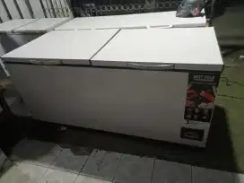 Freezer bok merek Gea kapasitas 900 liter