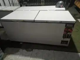 Freezer bok merek Gea kapasitas 900 liter