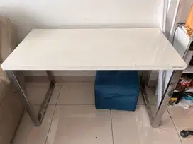 Meja Kerja Putih Kaki Stainless