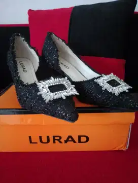 Di jual sepatu sendal wanita 100% kondisi bagus dan masih baru ..