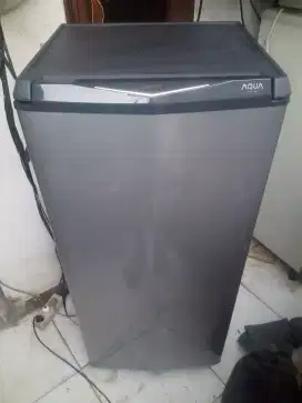 Kulkas 1 pintu merk SANYO AQUA normal siap pakai nego tipis