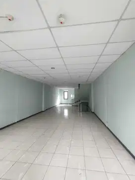 Disewakan Ruko 3,5 Lantai Siap Pakai Lokasi Strategis di Jend Sudirman